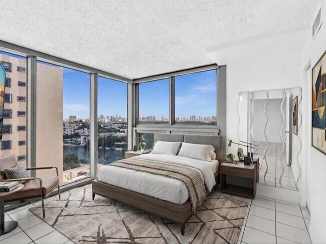 Building Photo - 2655 Collins Ave