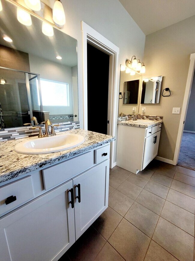 Building Photo - 7376 Peachleaf Dr