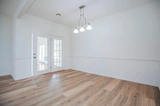 Building Photo - 1470 Forest St