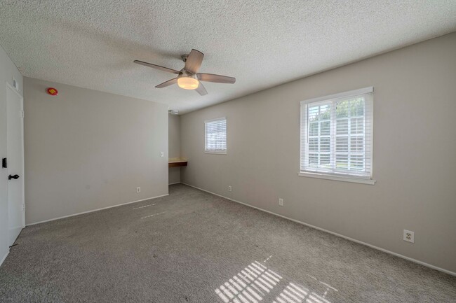Building Photo - Bright & Airy 2-Bedroom End Unit Townhome