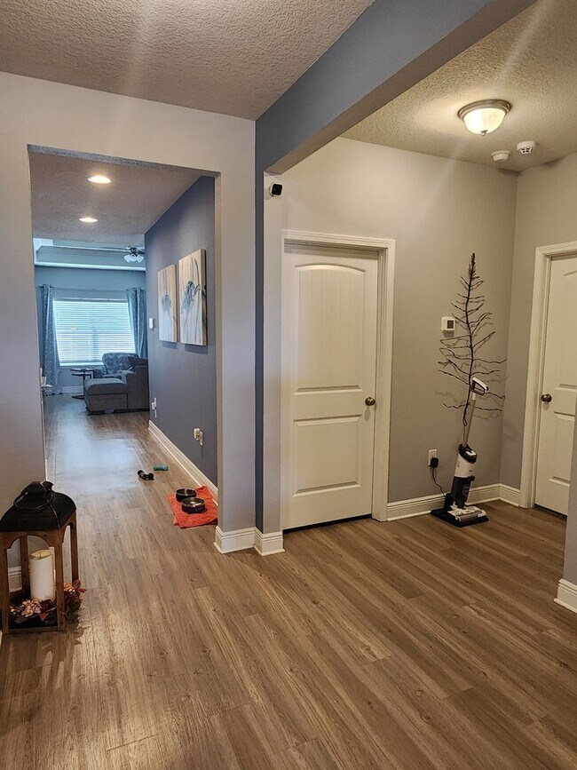 Building Photo - 104 Moonraker Cir