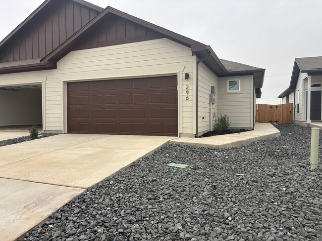 Building Photo - Want luxury living in the Far West ...Look no further...Amanda Park is it