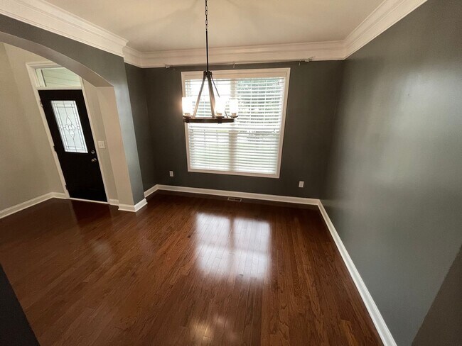 Building Photo - Large East Jefferson Home