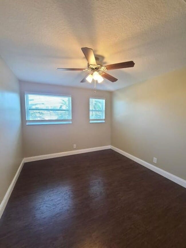 Building Photo - 3201 Bayview Dr