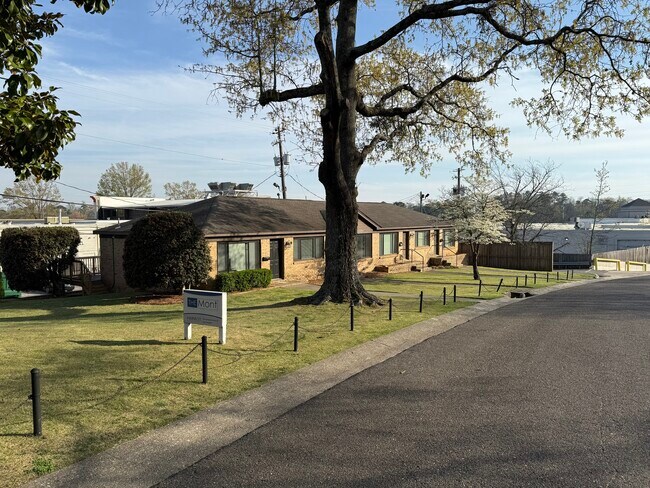 Building Photo - 1865 Montclaire Ln