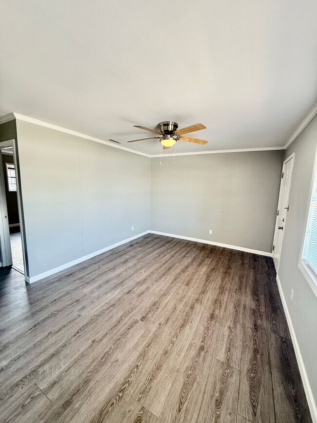 Building Photo - 5324 Pinetree Ave