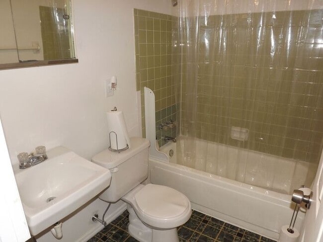 Building Photo - COMING SOON! Updated 2 bed 1 bath Condo