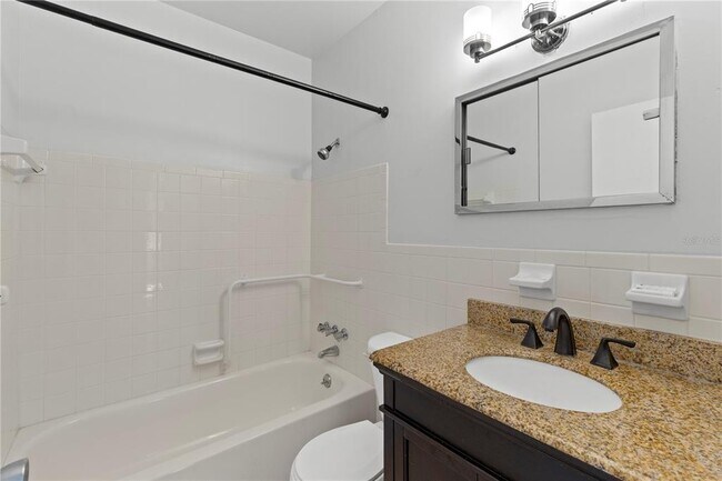 Building Photo - 2428 Columbia Dr