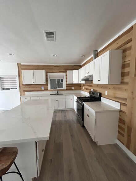 Building Photo - 8825 Orangewood Ave
