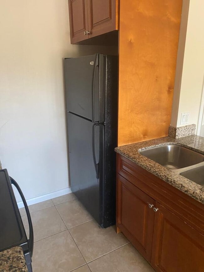 Building Photo - spacious 2bed/1bath in gated community