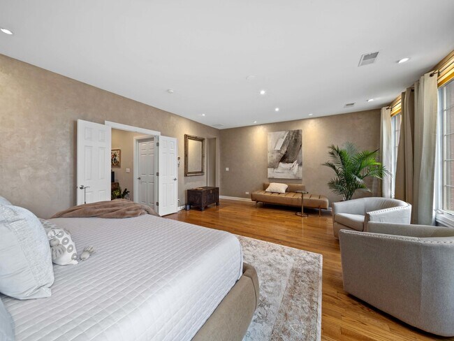 Building Photo - 2048 Valor Ct