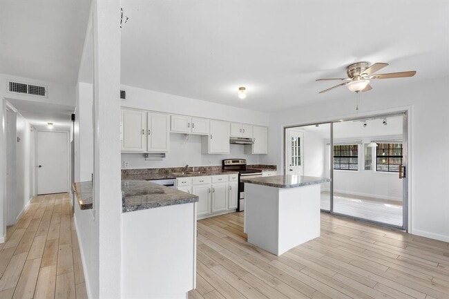 Building Photo - 1303 Barrington Dr