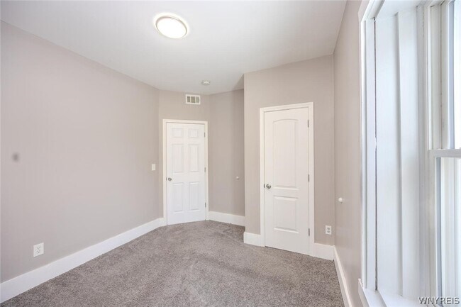 Building Photo - 1204 Niagara St