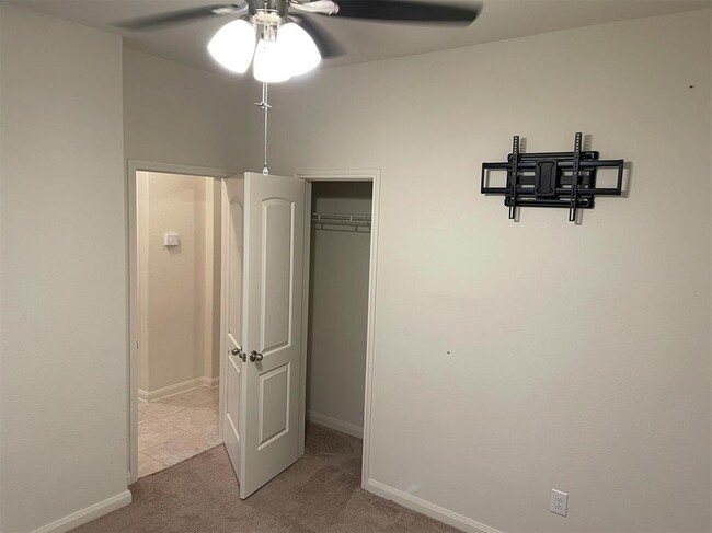 Building Photo - 2300 Sable Wood Dr