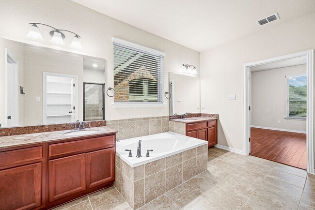 Building Photo - Bella Vista Rental - 5 Bedroom 3.5 bath!