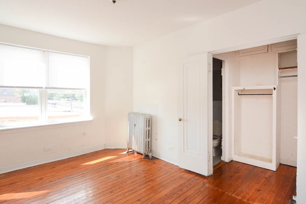 Building Photo - 4060 N Kenmore Ave