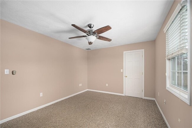 Building Photo - 190 Gladstone St