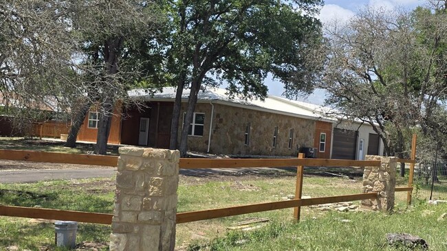 Building Photo - 305 Remuda Dr