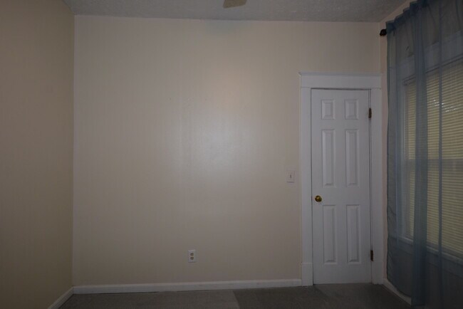 Building Photo - 2837 Hyde Park Plz