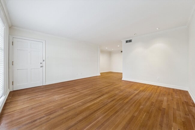 Building Photo - 453 N Post Oak Ln