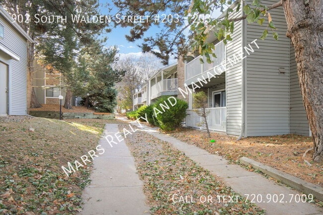 Building Photo - 902 S Walden St