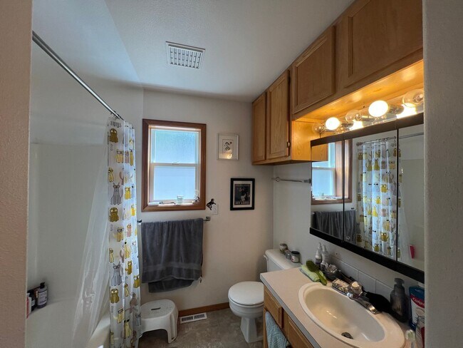 Building Photo - 3 Bed 1.5 half bath House Close to WWU and...