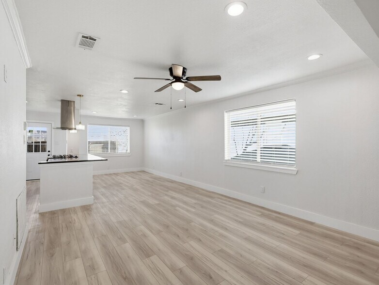 Building Photo - 1002 Mardi Gras Ln