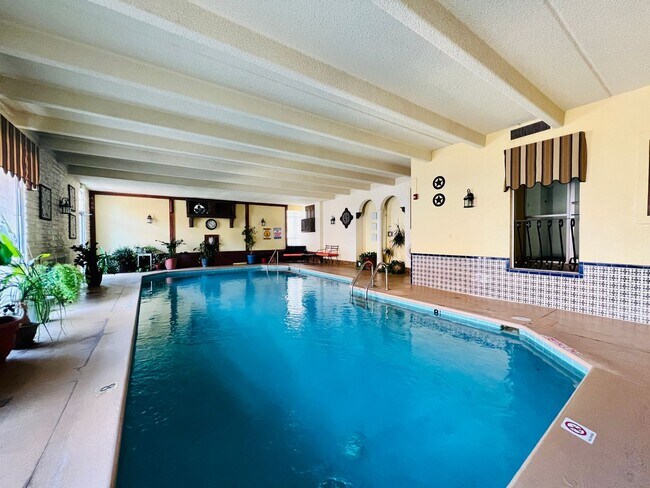 Building Photo - CHARMING 2 BED APT IN THE HEART OF CONGRES...
