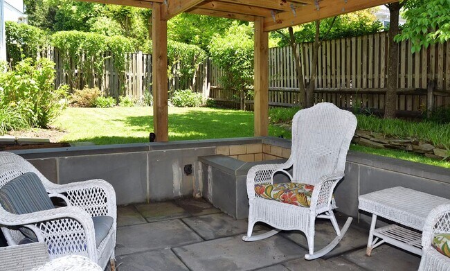 Building Photo - Sassy on Sangamore - 3 BED + 2 FB Av. Earl...