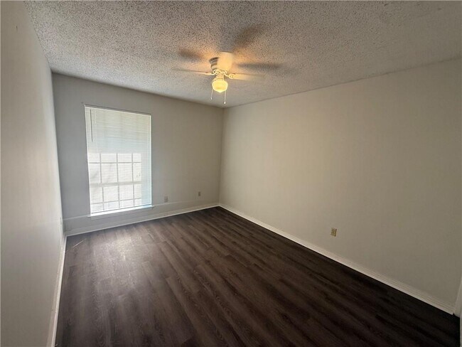 Building Photo - 1513 Deerwood Dr E