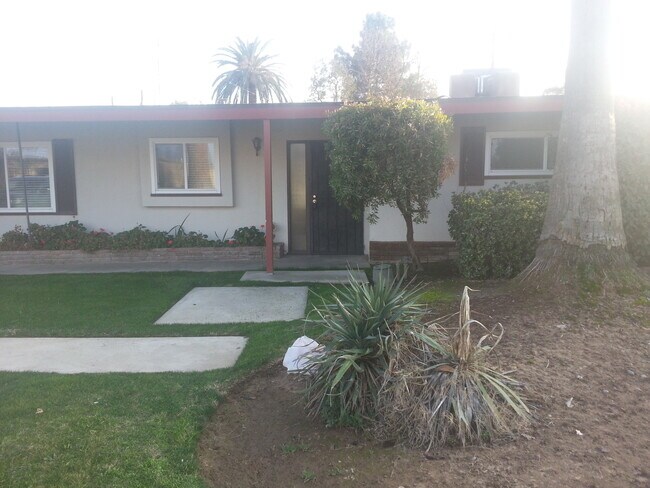 Building Photo - Contemporary Home with a pool near Bullard High School Fresno, CA