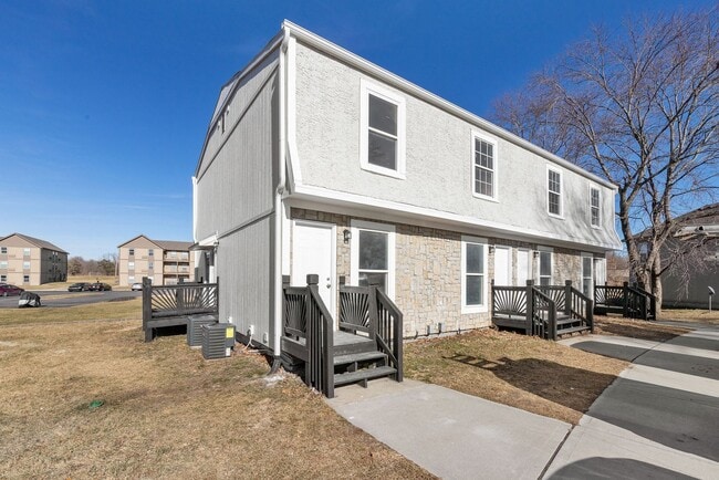 Building Photo - Spacious Three Bedroom Home in Olathe