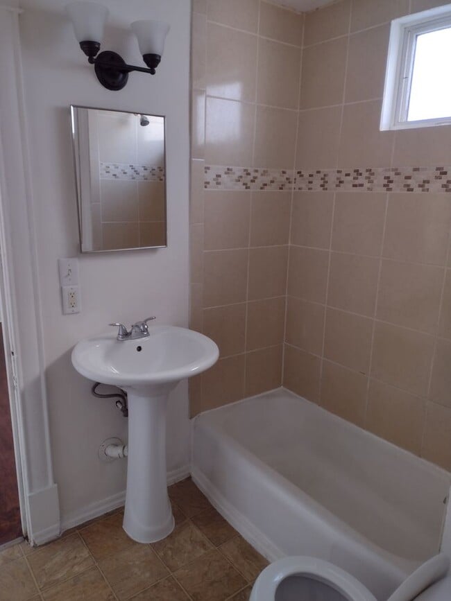 Building Photo - Great 3 Bed 1 Bath Home