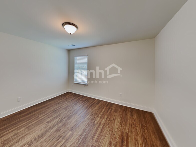 Building Photo - 546 Slew Dr