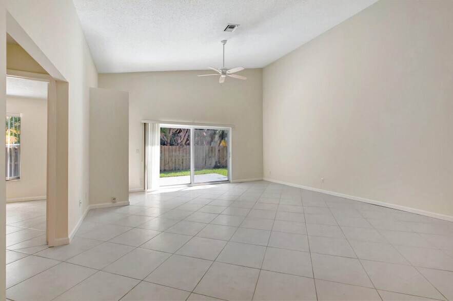 Building Photo - 3121 Florida Blvd