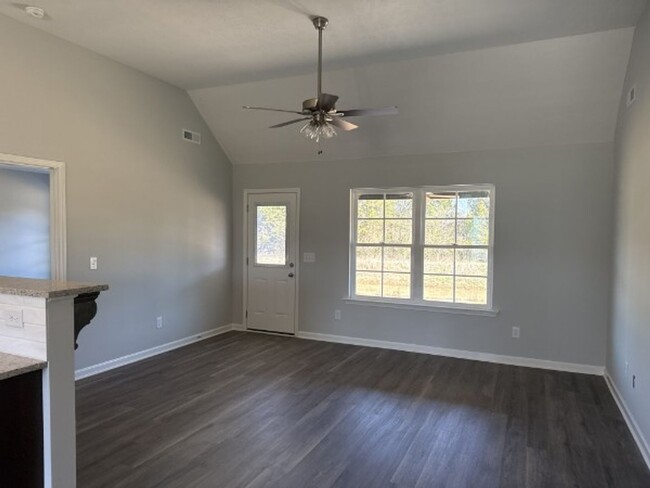 Building Photo - Beautiful home in Shelbyville, TN