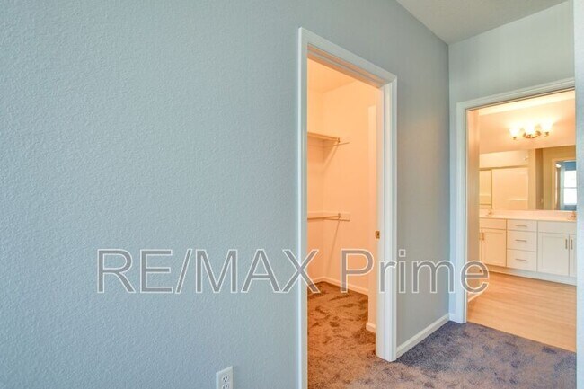 Building Photo - 1720 Vankar Dr