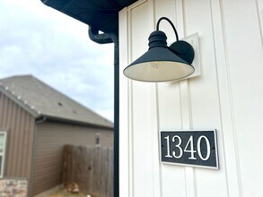 Building Photo - Centerton Home Available NOW! 4 bed, 2 full bath no carpet home. LARGE fenced backyard