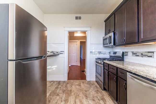 Building Photo - Rehabbed 2-bedroom apartment in the heart ...