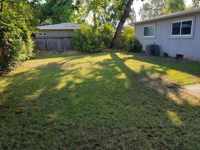 Building Photo - This 3 bed 2 bath house is located close t...