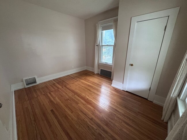 Building Photo - Charming Updated 4 Bedroom in East Council...