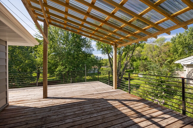 Building Photo - 10003 Crestridge Dr