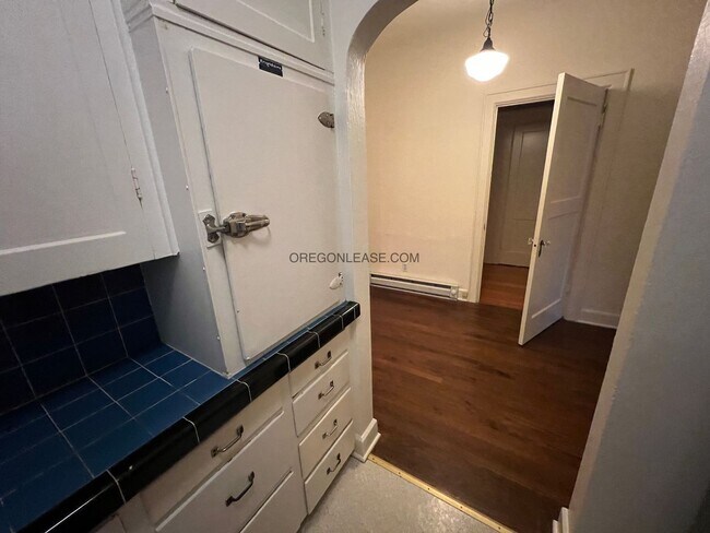 Building Photo - Large One bedroom downtown Eugene Apartment