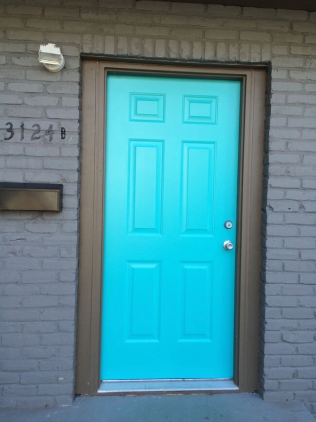 Building Photo - Upper 2 bed on Belmont! Hardwood floors, granite counters, tile in shower! All dogs welcome!