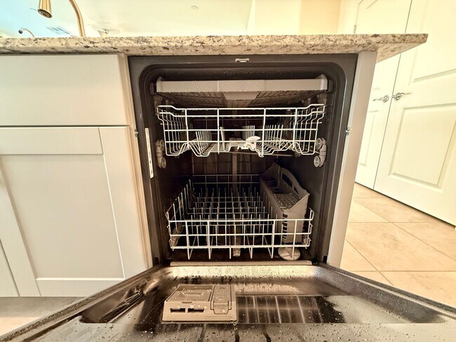 Building Photo - NEVER LIVED IN 4 BED 2.5 BATH 2 CAR GARAGE SINGLE FAMILY HOME FOR RENT!