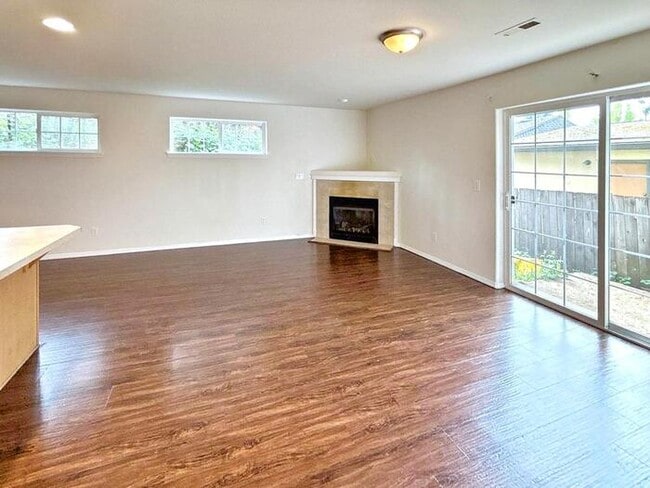 Building Photo - Spacious 3-Bedroom Townhome with Convenien...