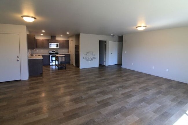 Building Photo - 605 S Cedar Ave