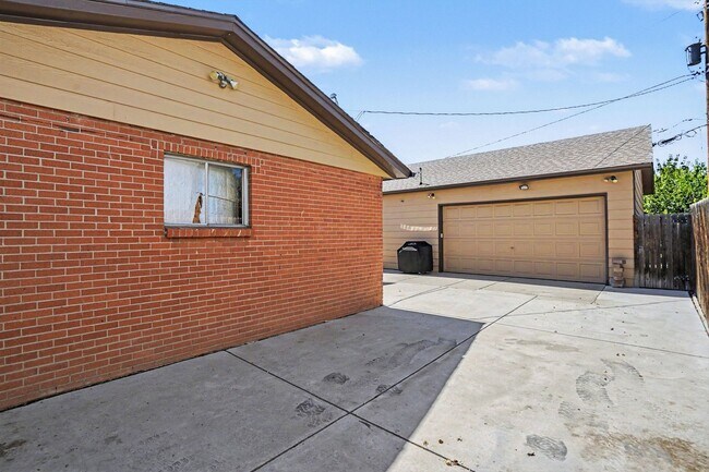 Building Photo - 6881 Fox Way