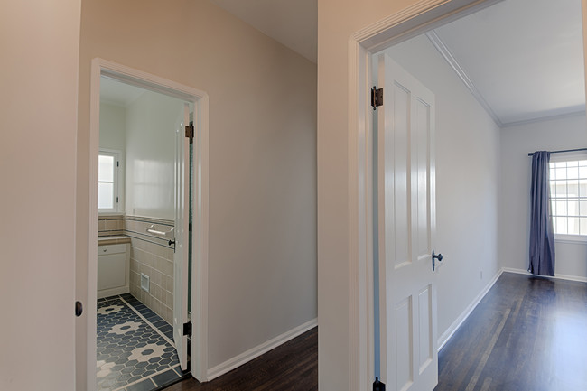 Hallway - 1246 S La Jolla Ave
