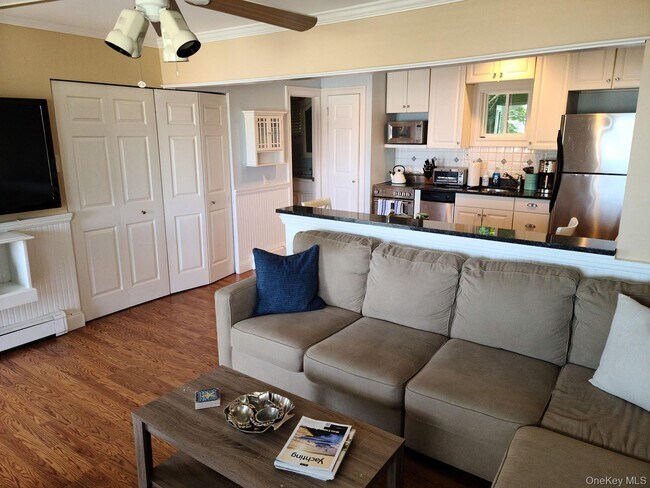 Building Photo - 62 Canoe Place Rd